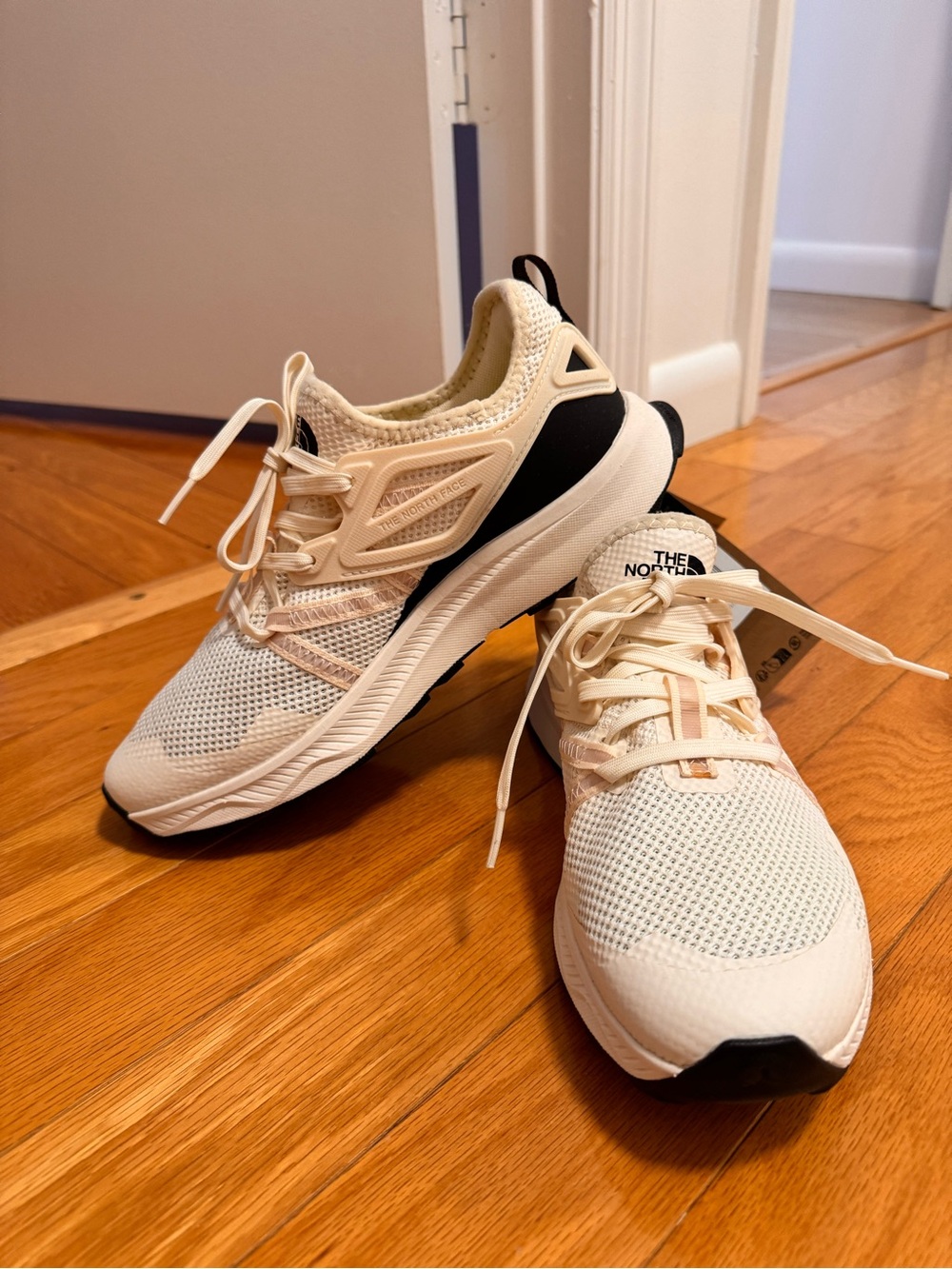 The North Face - Women’s lightweight, running everyday hiking/lifestyle sneaker